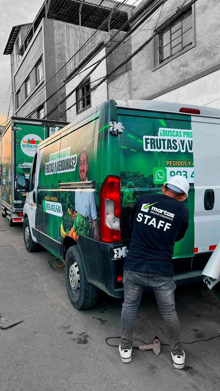 Instalador de Martos rotulando un furgón